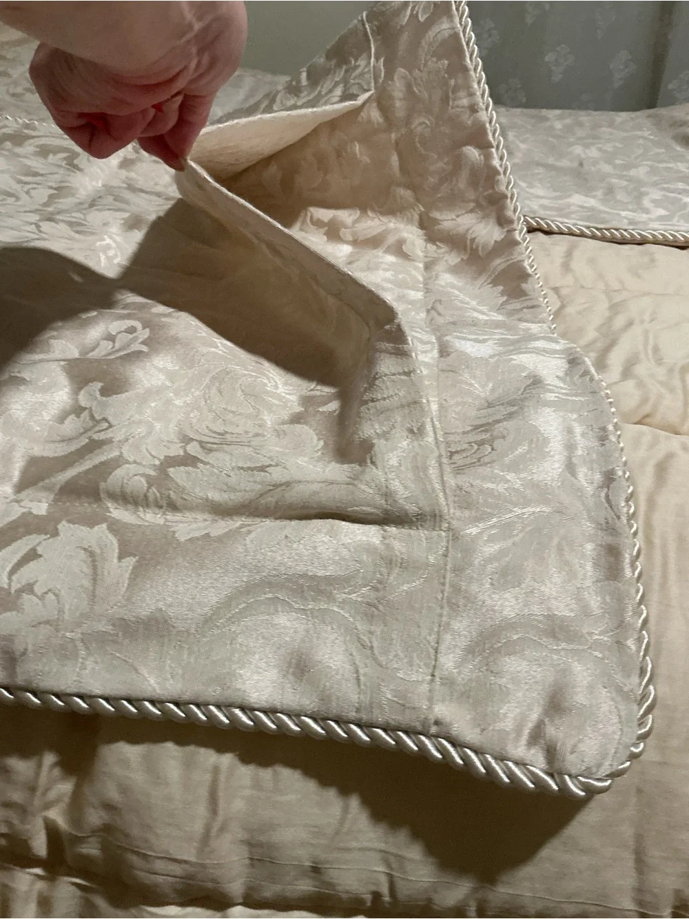 NWOT Heavy Weight Damask Jacuard Comforter & Shams